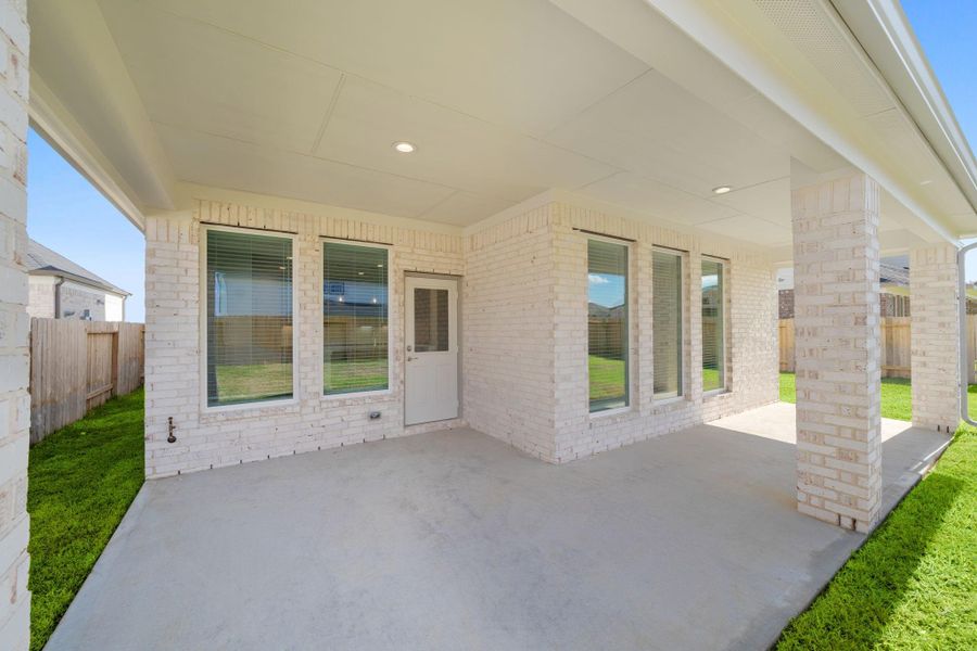 Exterior details and patio area of a home in Beacon Hill, Waller (Image 4).