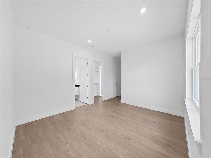 Spacious, unfurnished interior of a new home in Southern Hills Plantation, Brooksville (Image 33).