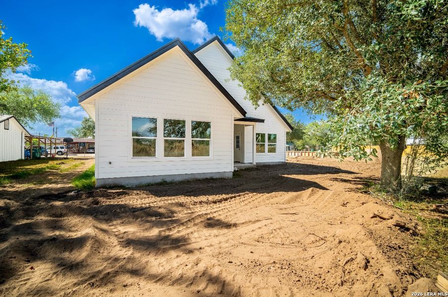 Exterior details and patio area of a home in , La Vernia (Image 4).
