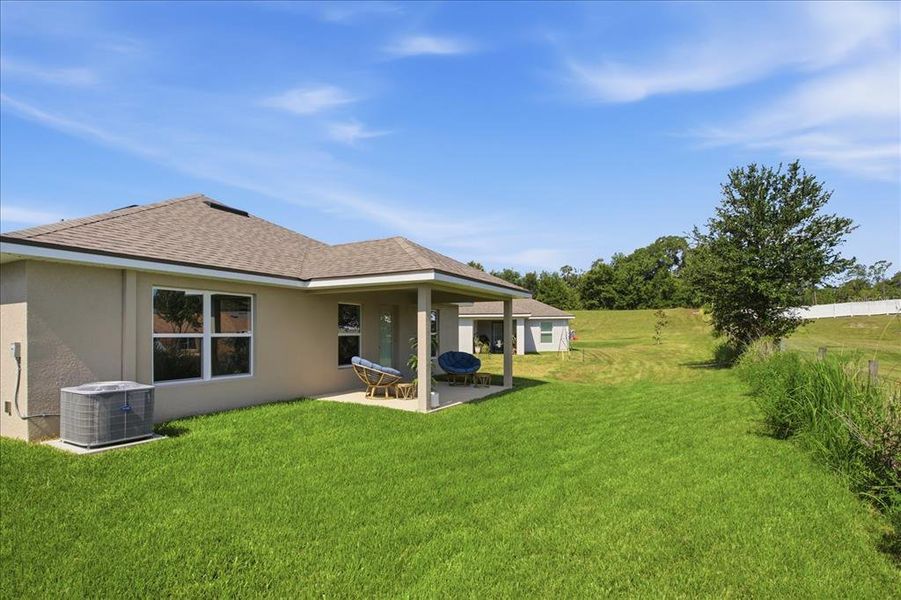 Exterior details and patio area of a home in Abbey Glen, Dade City (Image 26).