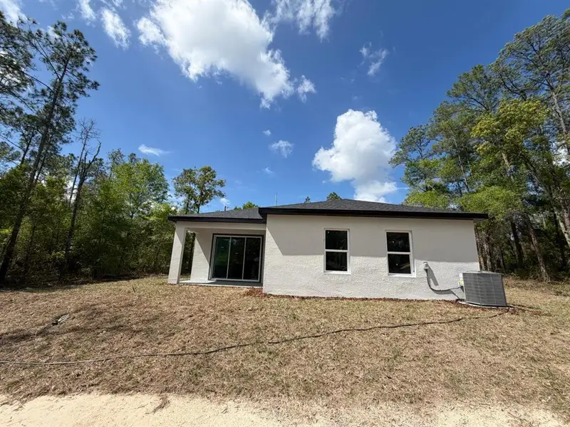 Exterior details and patio area of a home in , Dunnellon (Image 4). Exterior details and patio area of a home in , Dunnellon (Image 4).
