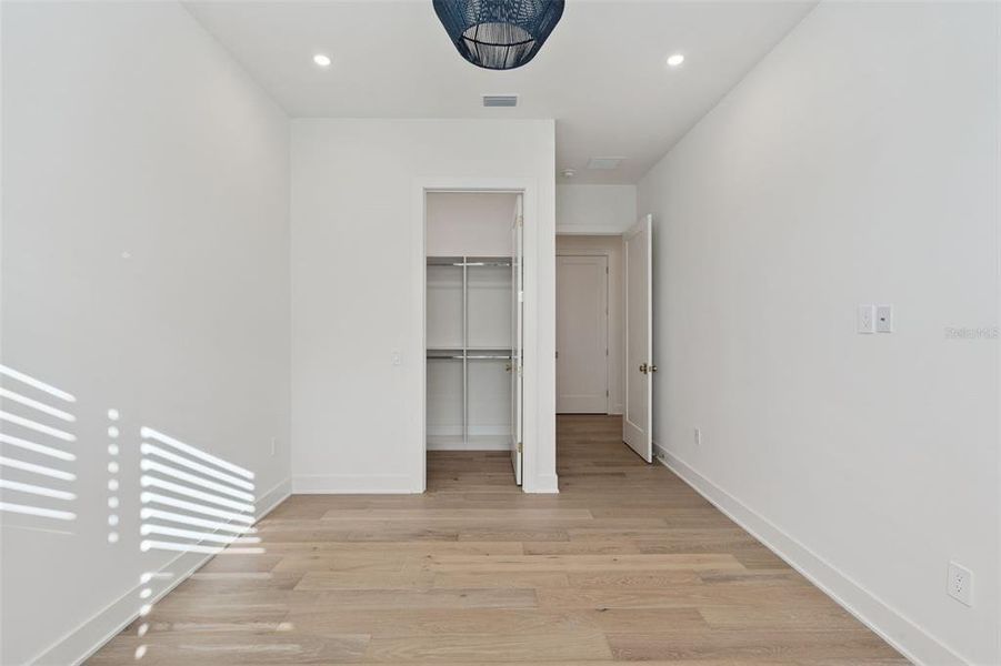 Spacious, unfurnished interior of a new home in , Orlando (Image 46).