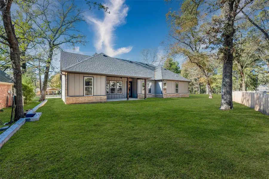 Exterior details and patio area of a home in , Enchanted Oaks (Image 33).
