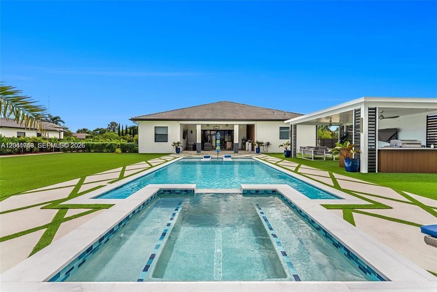 Exterior details and patio area of a home in , Miami (Image 15).