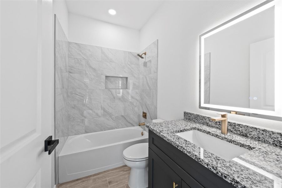 Tub/Shower Combo w/ LEDMirror