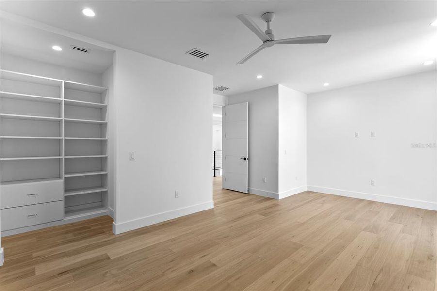 Spacious, unfurnished interior of a new home in , Tierra Verde (Image 22).