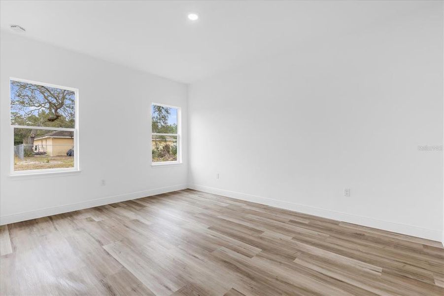 Spacious, unfurnished interior of a new home in , Ocala (Image 27).
