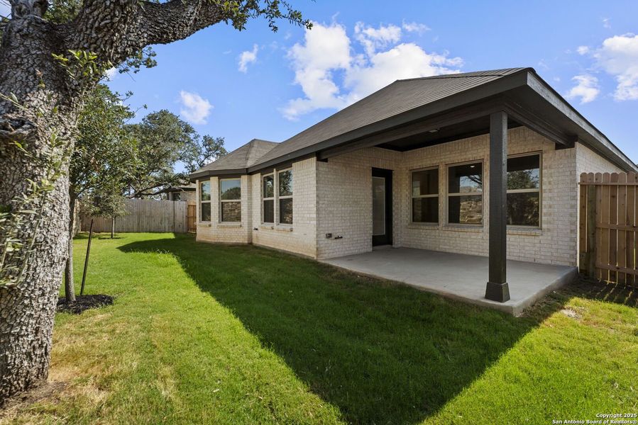 Exterior details and patio area of a home in Davis Ranch, San Antonio (Image 3).