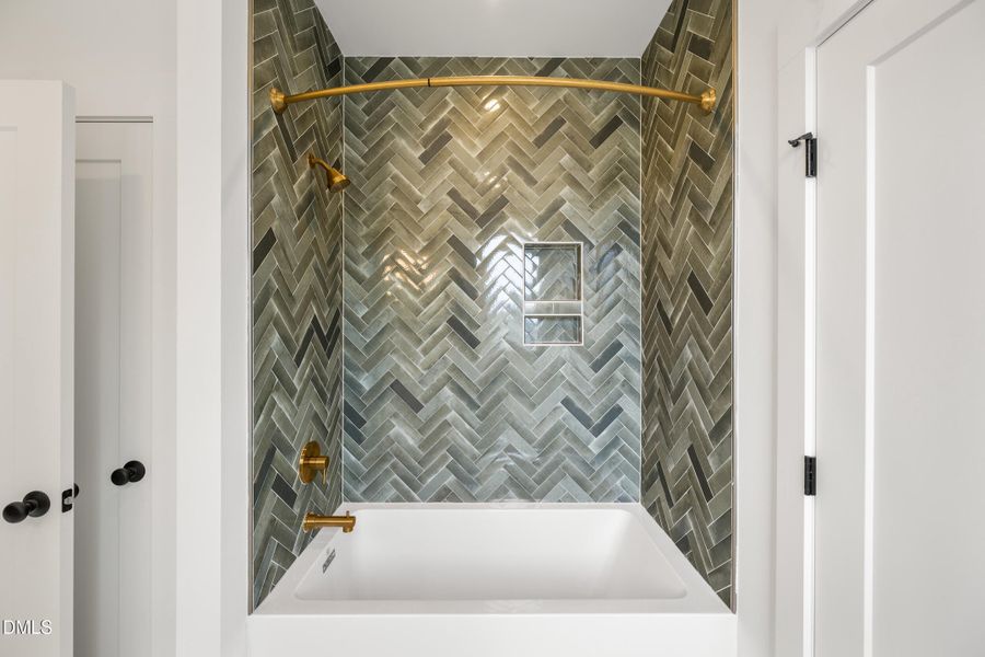 43 -2817 claremont rd, interior