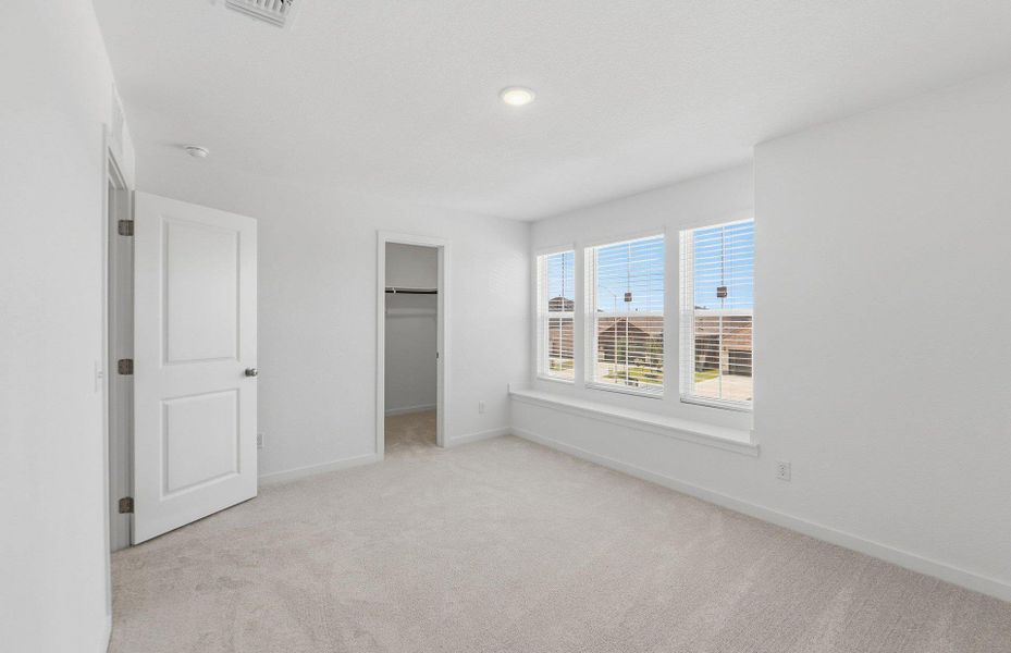 Spacious, unfurnished interior of a new home in Crosswinds, Kyle (Image 14).