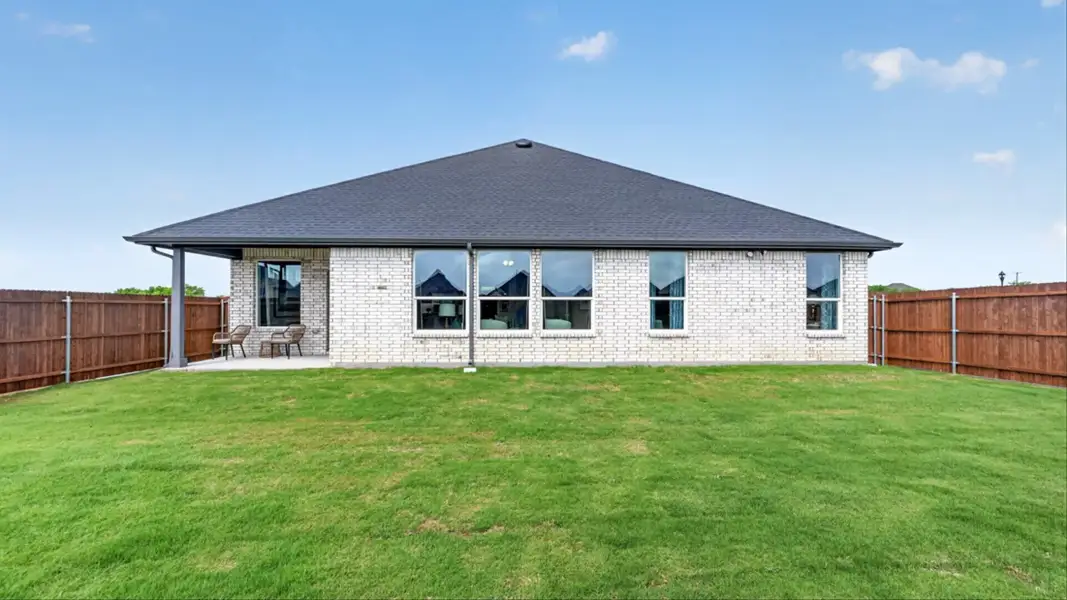 Exterior details and patio area of a home in Lakeview Pointe, Grand Prairie (Image 3).