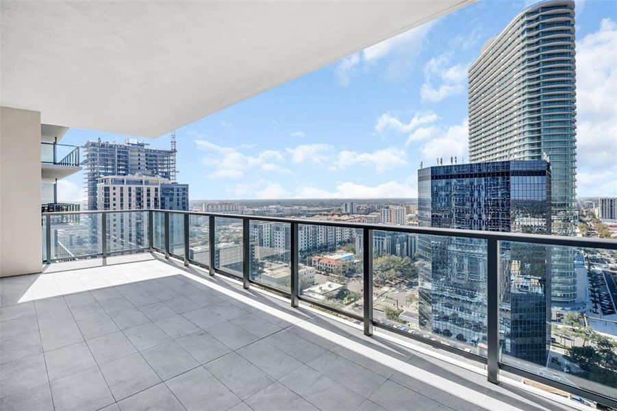 Condo located in St. Petersburg, FL showcasing its design and architecture (Image 43).