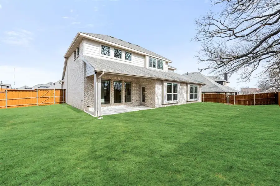 Exterior details and patio area of a home in Rockwood, Mansfield (Image 4).