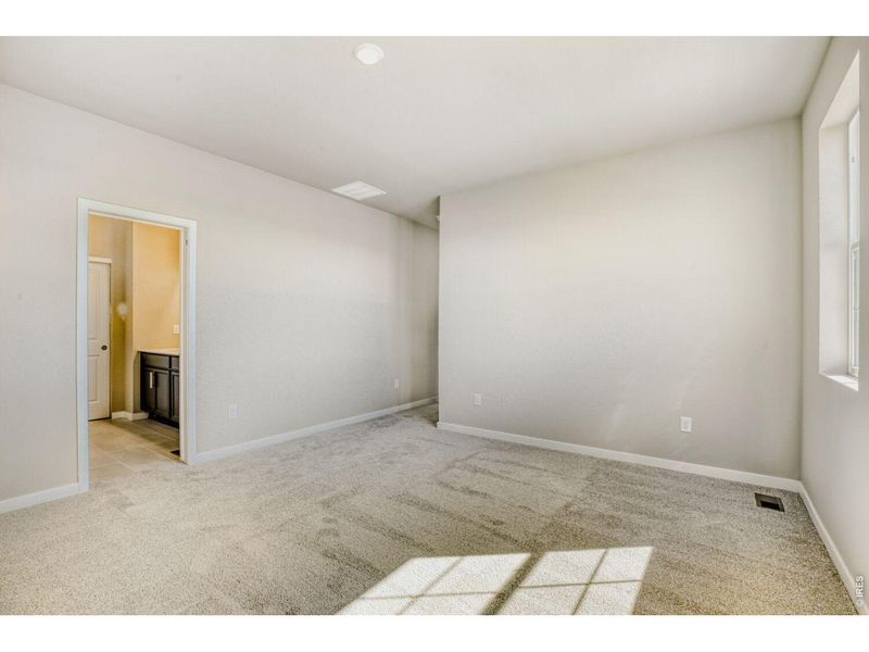 Spacious, unfurnished interior of a new home in Farmstead, Berthoud (Image 17).