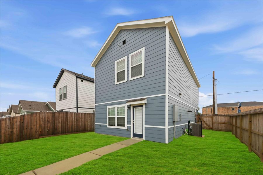 Exterior details and patio area of a home in , Houston (Image 14).