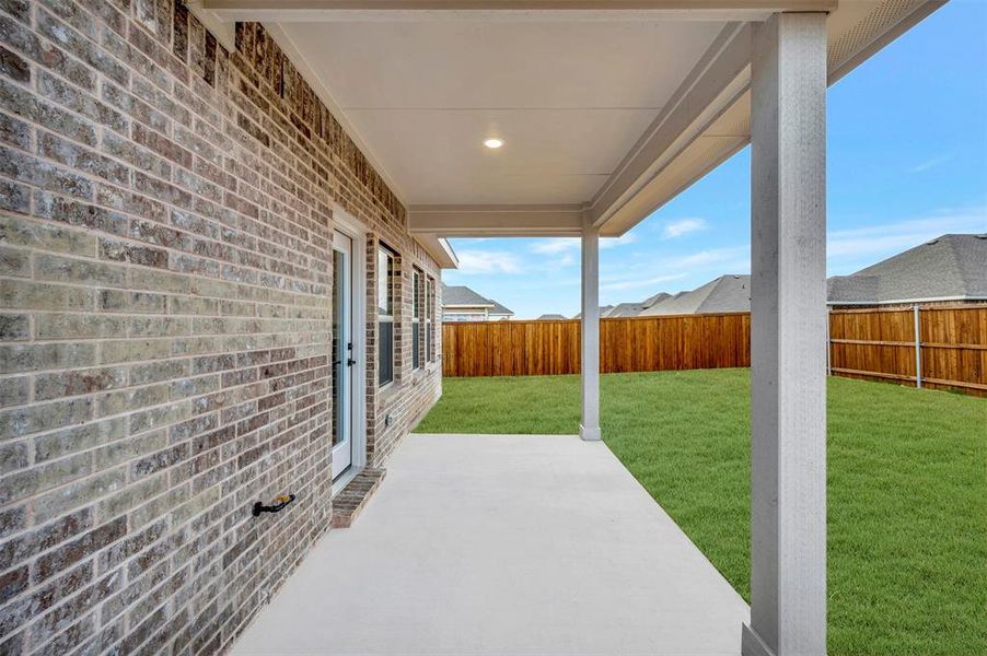 Exterior details and patio area of a home in Rolling Ridge, Van Alstyne (Image 23).