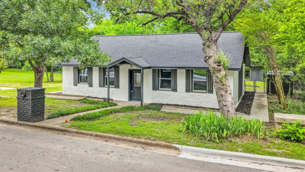 Exterior details and patio area of a home in , Weatherford (Image 19).