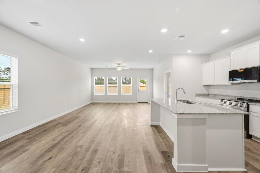 Spacious, unfurnished interior of a new home in Crockett Meadows, Conroe (Image 22).