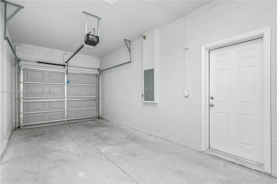 Spacious, unfurnished interior of a new home in , Sebring (Image 25).