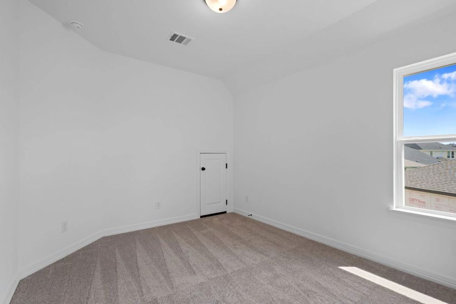 Spacious, unfurnished interior of a new home in Blue Heron Estates, Mont Belvieu (Image 16).