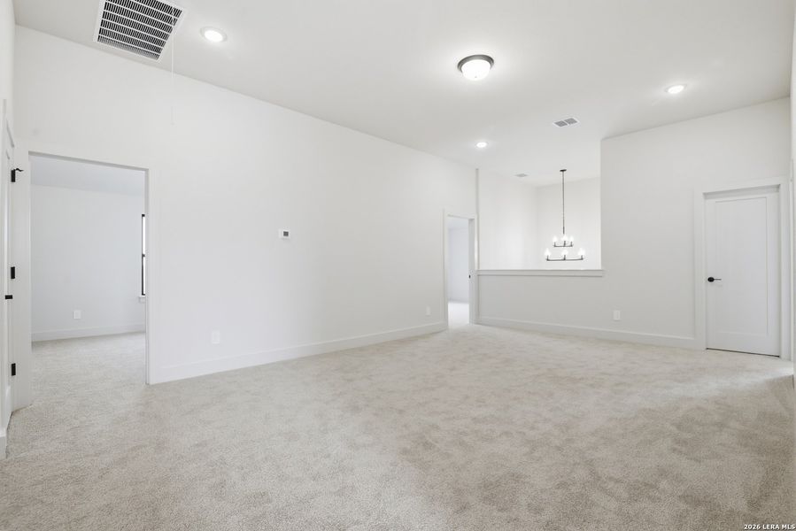 Spacious, unfurnished interior of a new home in Haby Hill 50s, San Antonio (Image 21).