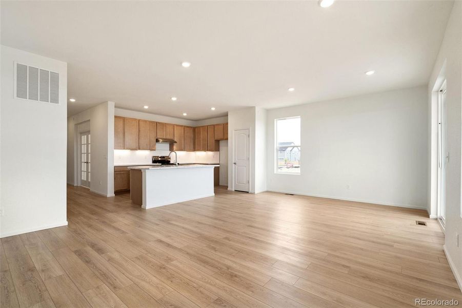 Spacious, unfurnished interior of a new home in Turnberry, Commerce City (Image 27).