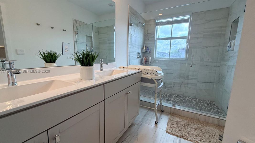MASTER HIS / HERS BATHROOM MASTER HIS / HERS BATHROOM