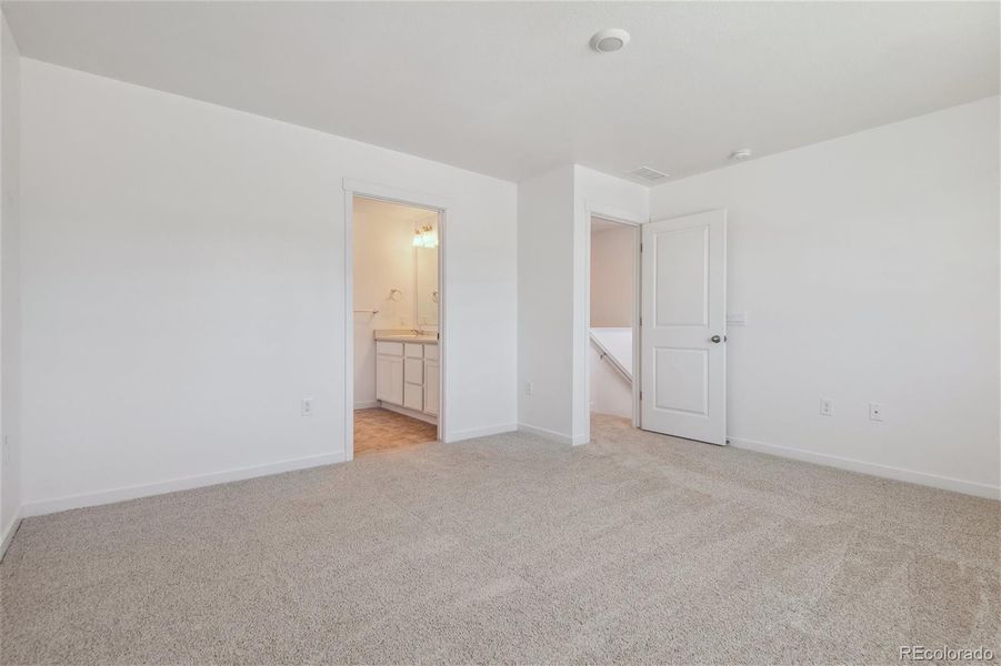 Spacious, unfurnished interior of a new home in Horizon Uptown, Aurora (Image 13).