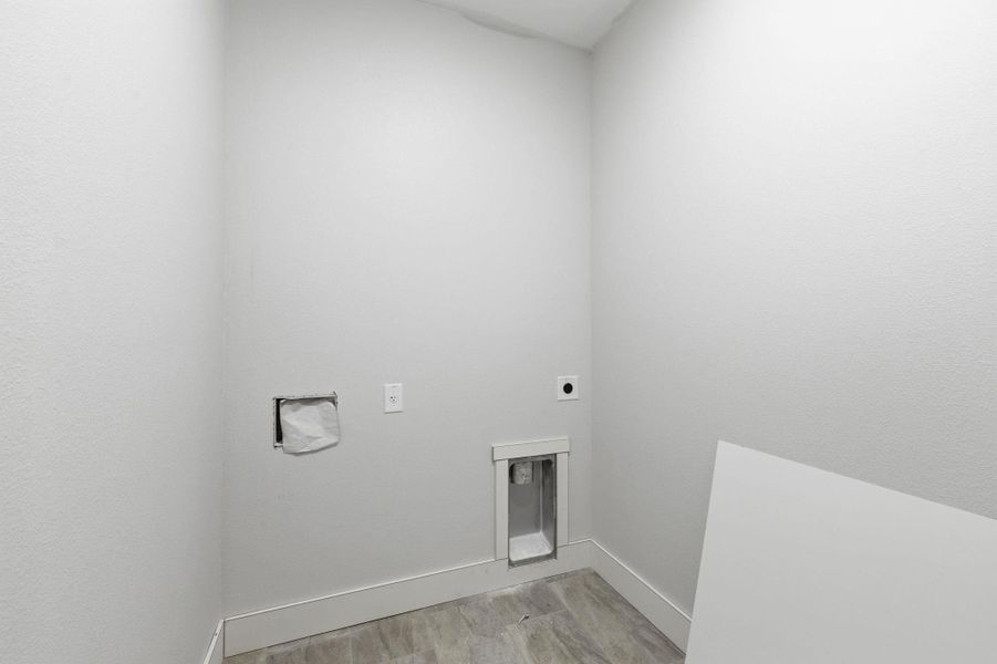 Spacious, unfurnished interior of a new home in Las Palomas Country Club Estates, La Vernia (Image 12).