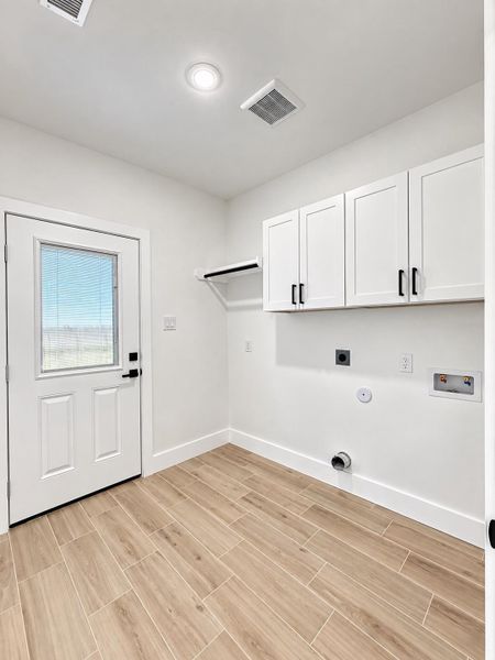 Spacious, unfurnished interior of a new home in , Baytown (Image 9).