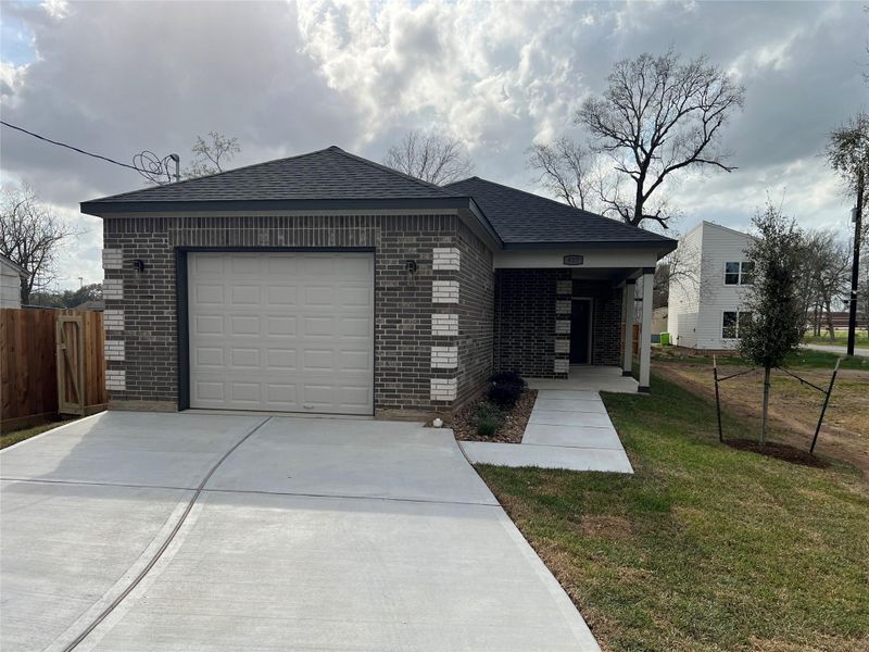 Front exterior of a new home in , Richmond, TX, highlighting curb appeal (Image 28).