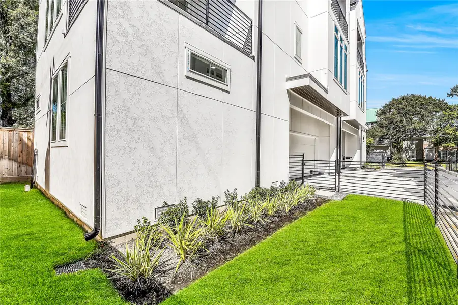 Experience low-maintenance luxury with manicuredlandscaping, lush green space, and clean stuccolines that define the home’s sleek design. The sideyard provides a tranquil private oasis ideal formorning yoga, a coffee break, or weekendrelaxation. Designed for health-mindedprofessionals who value privacy, efficiency, andeffortless living near Houston’s premier hospitalsand medical centers.