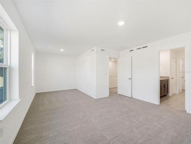 Spacious, unfurnished interior of a new home in Aulin Square, Oviedo (Image 20).