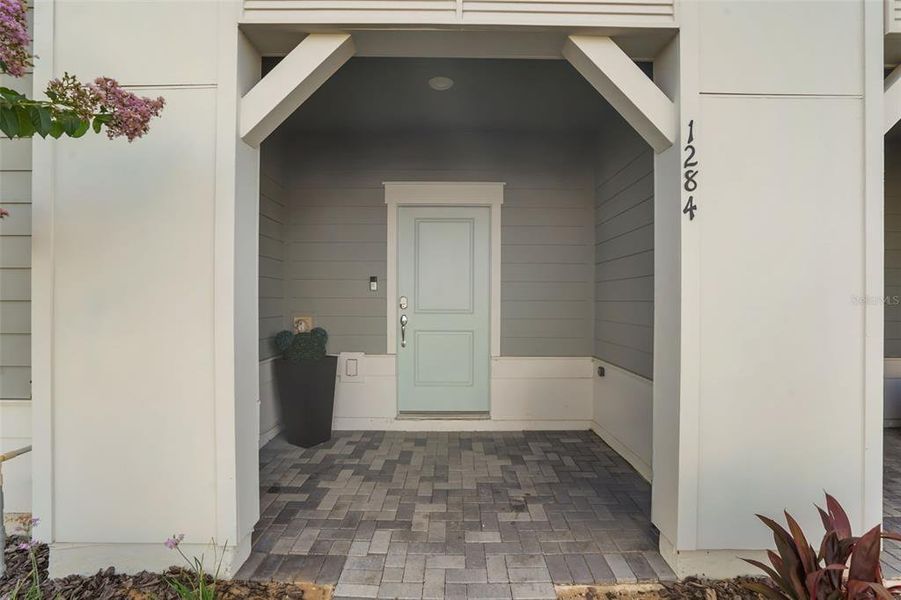 Exterior details and patio area of a home in , Clermont (Image 3).