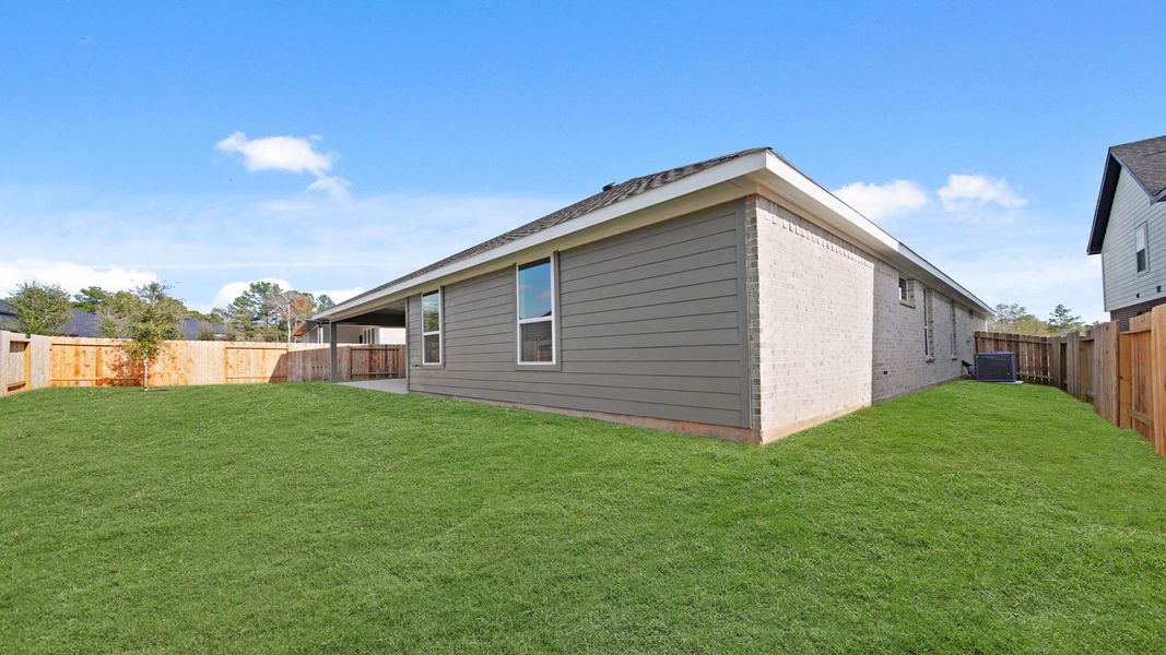 Exterior details and patio area of a home in Silverthorne, Conroe (Image 4).