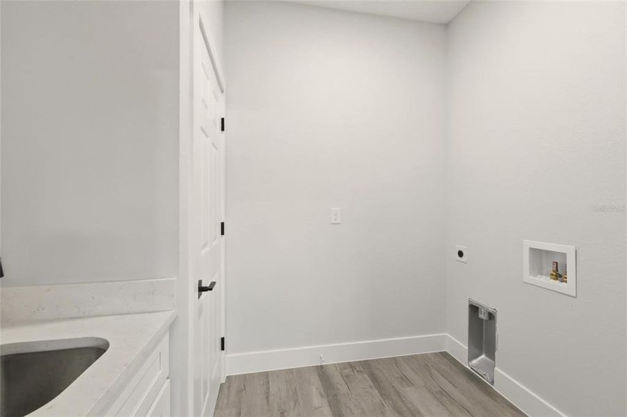 Spacious, unfurnished interior of a new home in , Sebring (Image 28).