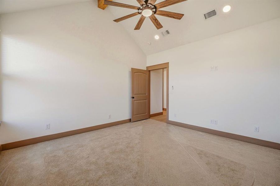 Spacious, unfurnished interior of a new home in , Nemo (Image 29).