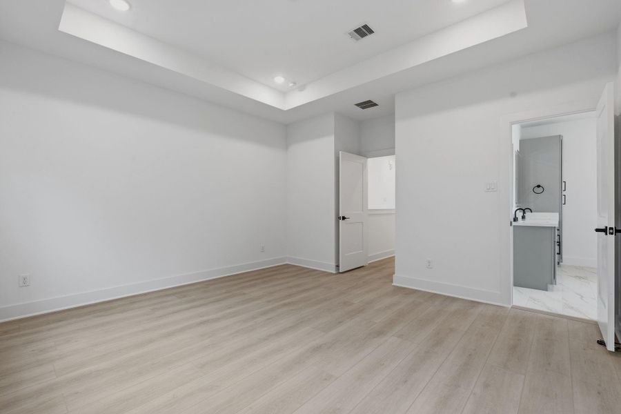 Spacious, unfurnished interior of a new home in , Houston (Image 22).