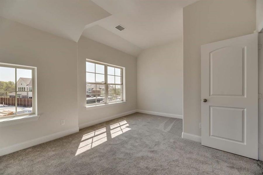 Spacious, unfurnished interior of a new home in Lake Forest, McKinney (Image 9).