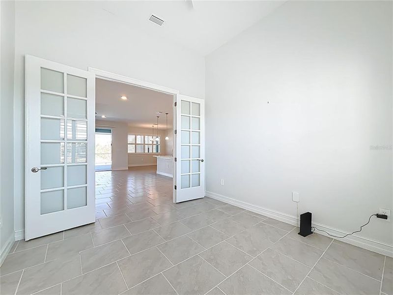 Spacious, unfurnished interior of a new home in , Port Charlotte (Image 46).