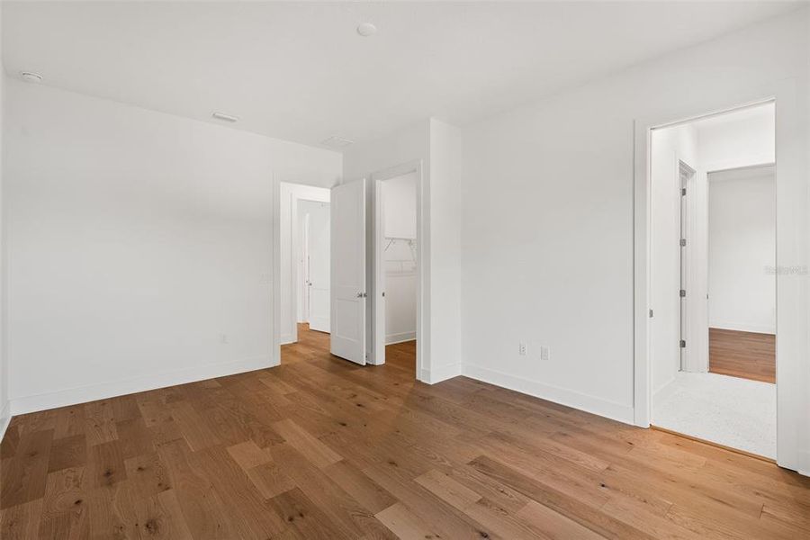 Spacious, unfurnished interior of a new home in , Tampa (Image 9).