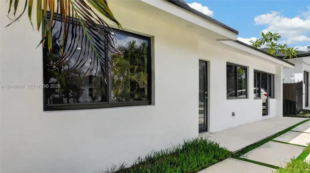 Exterior details and patio area of a home in , Fort Lauderdale (Image 3).
