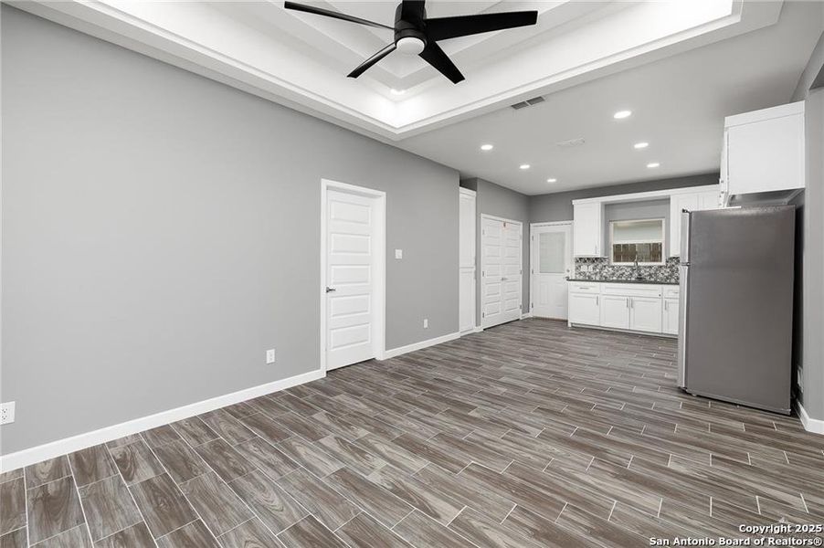 Spacious, unfurnished interior of a new home in , Alamo (Image 13).