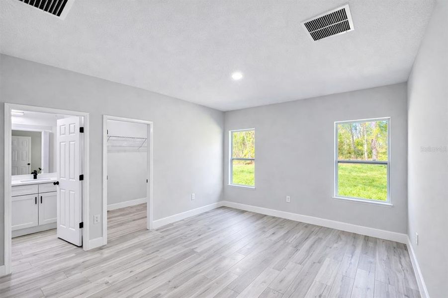 Spacious, unfurnished interior of a new home in , Citrus Springs (Image 12).