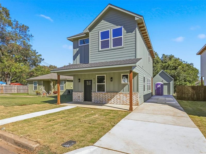Exterior details and patio area of a home in , Cleburne (Image 25).