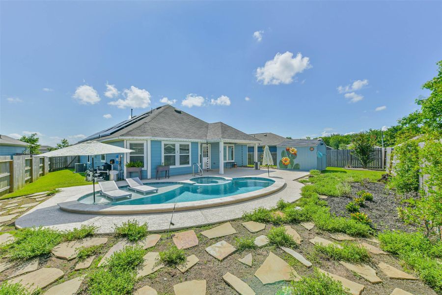 Exterior details and patio area of a home in Mustang Crossing, Alvin (Image 23).