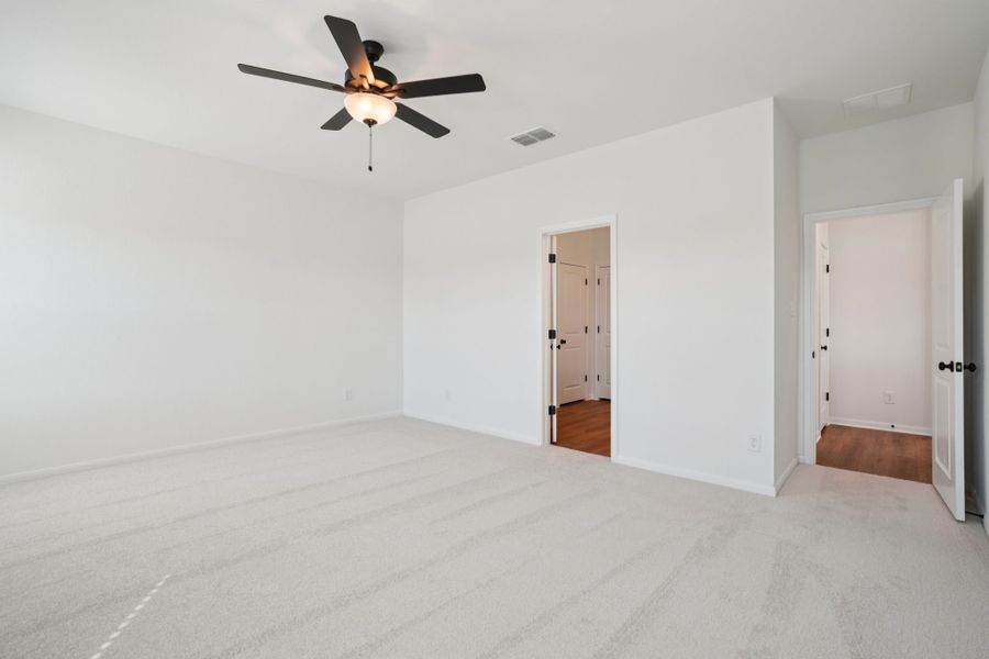 Spacious, unfurnished interior of a new home in Village at Three Oaks, Seguin (Image 48).