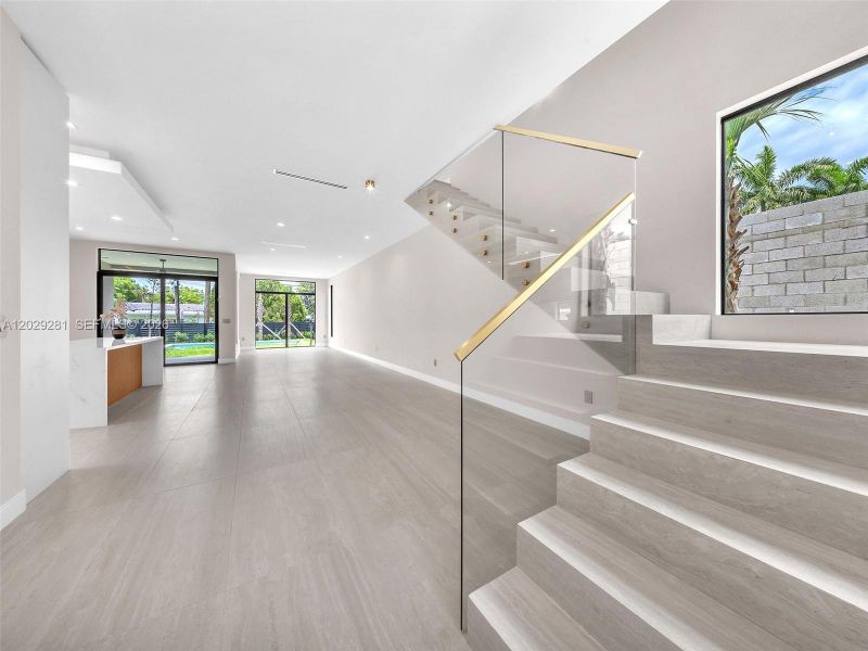 Spacious, unfurnished interior of a new home in , Hollywood (Image 34).