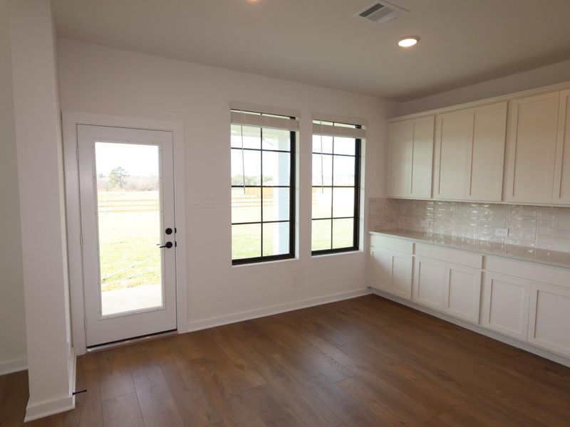 Spacious, unfurnished interior of a new home in Lone Star Landing, Montgomery (Image 31).