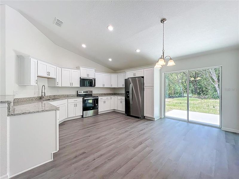 Spacious, unfurnished interior of a new home in , Dunnellon (Image 10).